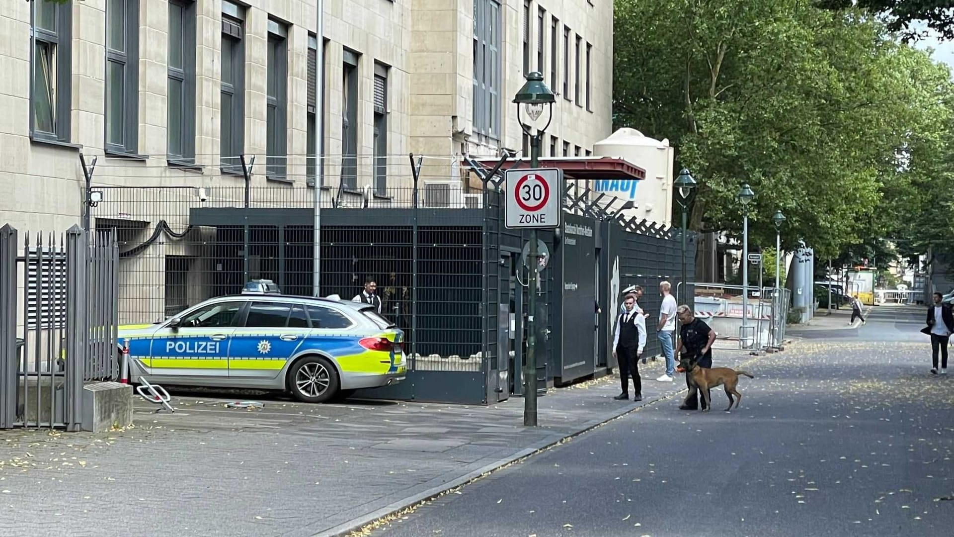 Großeinsatz in Düsseldorf: Polizeikräfte mit einem Spürhund vor der Staatskanzlei.