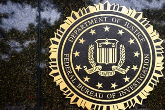 FBI Logo (Symbolbild): Die Hackergruppe hatte es hauptsächlich auf Nuklear- und Verteidigungsunternehmen abgesehen.