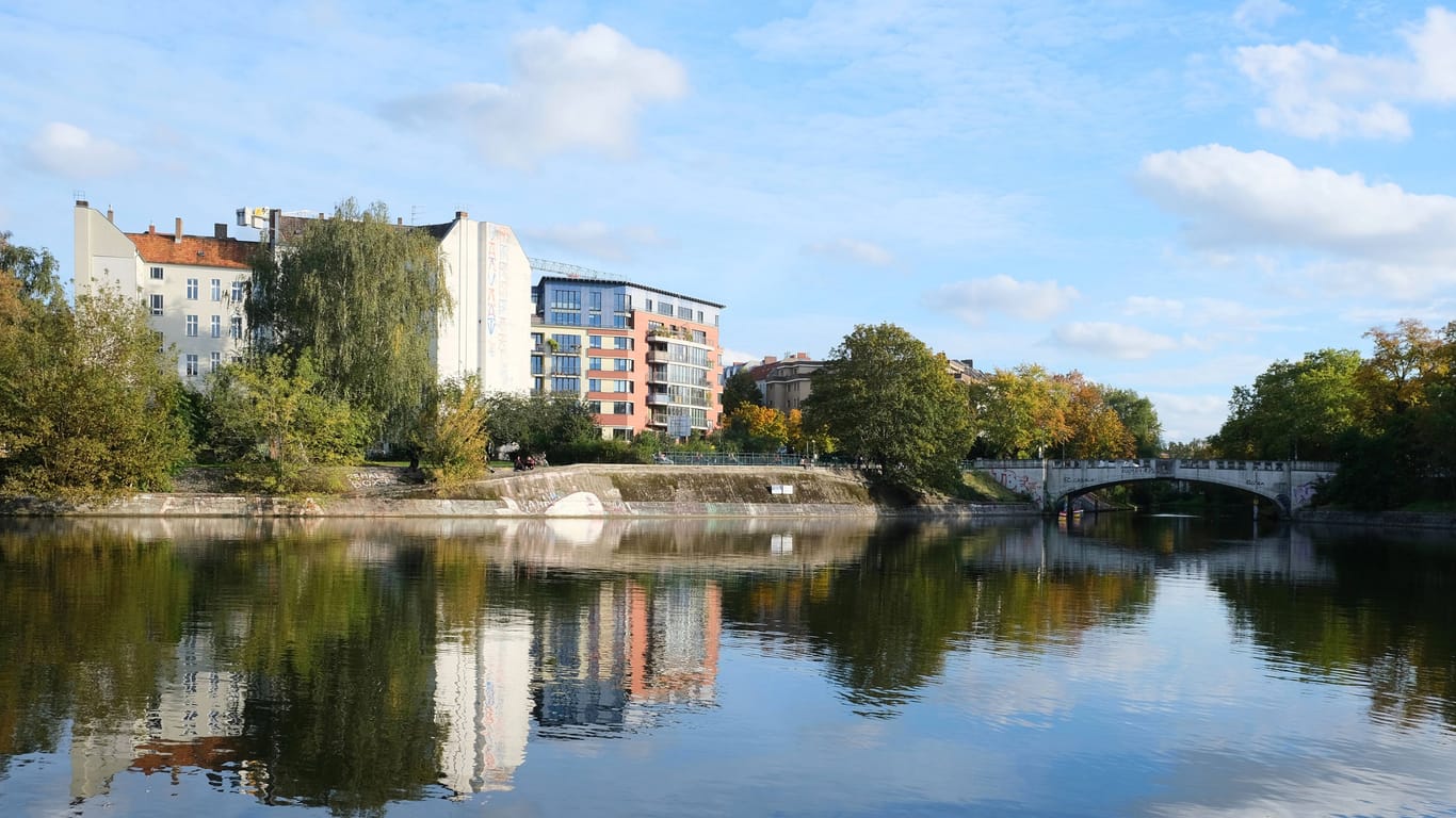 Landwehrkanal mit Lohmühlenbrücke (Archivbild): Hier ist ein Mann im Wasser ums Leben gekommen.