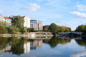 Landwehrkanal mit Lohmühlenbrücke (Archivbild): Hier ist ein Mann im Wasser ums Leben gekommen.