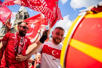 Türkei-Fans versammeln sich vor Spielbeginn zu einem Fantreffen am Breitscheidplatz bei der Kaiser-Wilhelm-Gedächtniskirche. Am Nachmittag war die Lage ruhig.