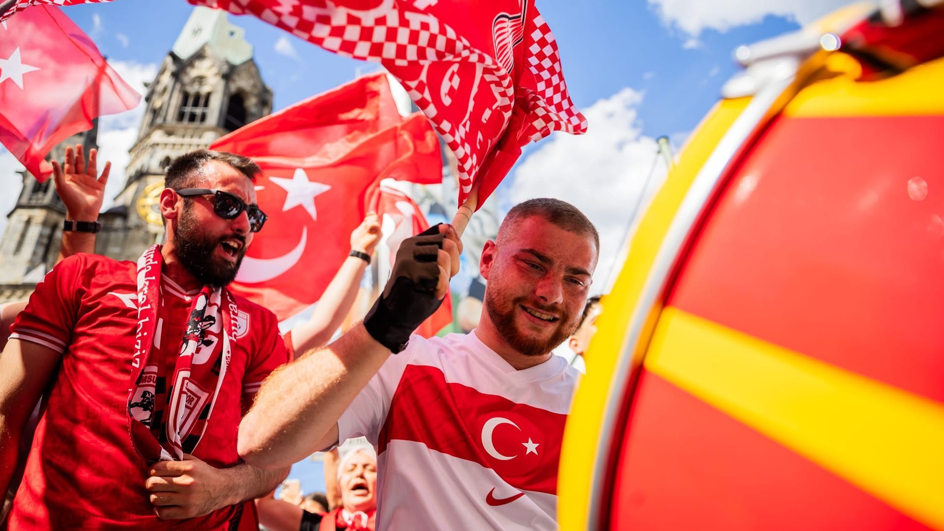 Türkei-Fans versammeln sich vor Spielbeginn zu einem Fantreffen am Breitscheidplatz bei der Kaiser-Wilhelm-Gedächtniskirche. Am Nachmittag war die Lage ruhig.