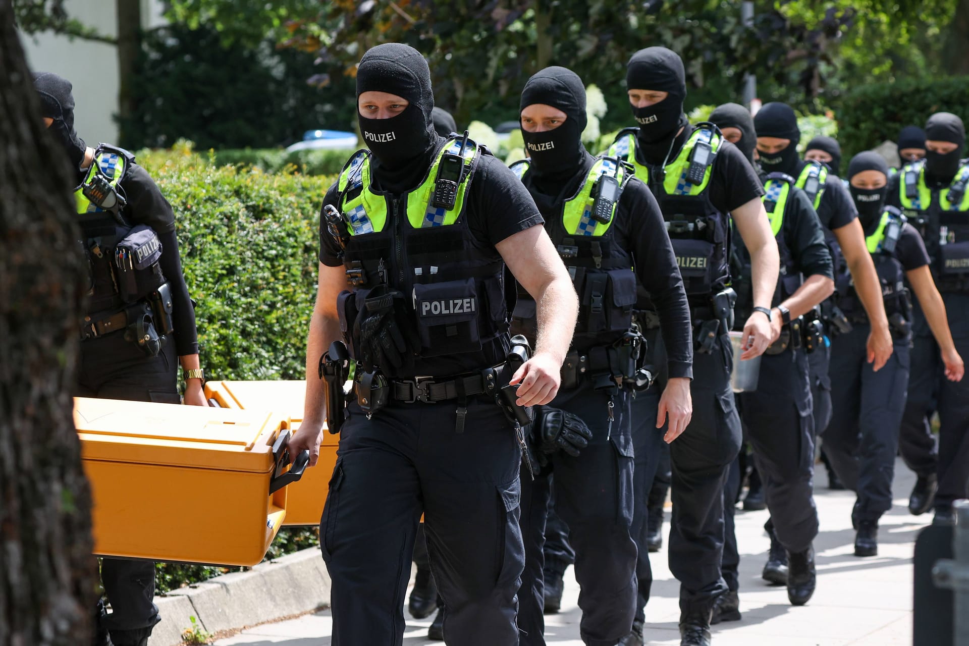 Polizisten bei einer Razzia in Hamburg (Symbolbild).