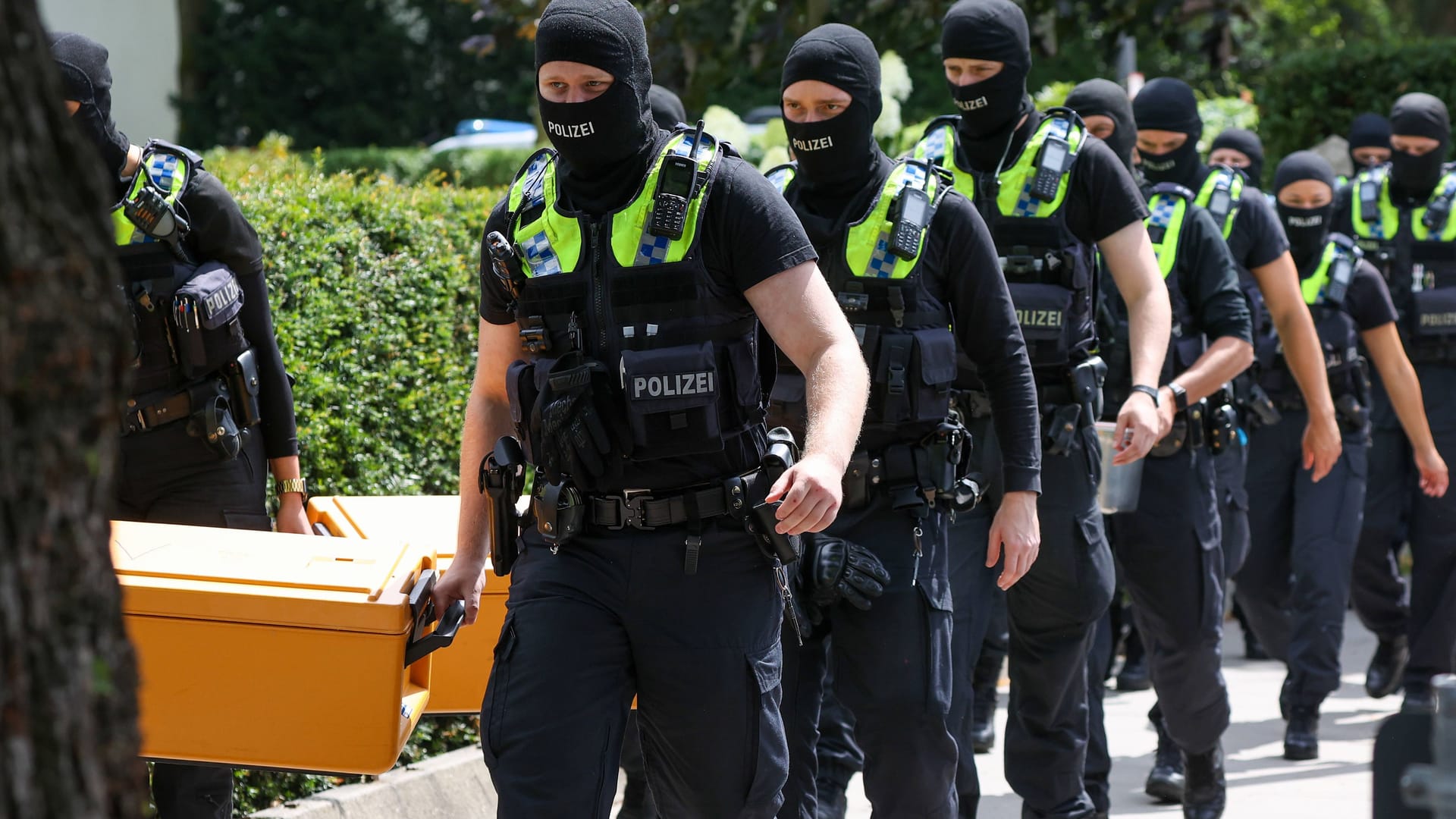 Polizisten bei einer Razzia in Hamburg (Symbolbild).