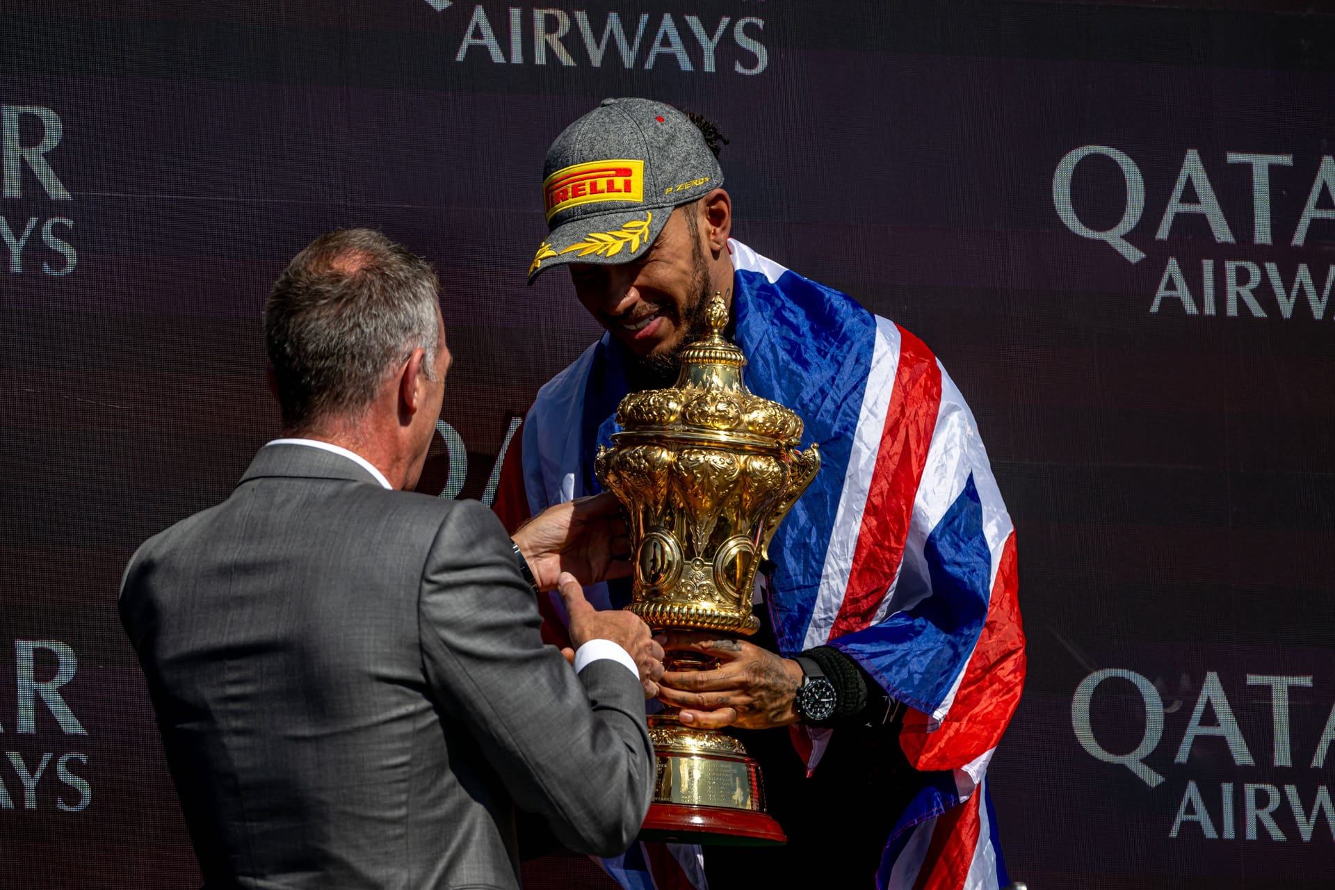 Lewis Hamilton mit Flagge und Trophäe: Bei seinem Heimrennen im englischen Silverstone holte er sich den Sieg.