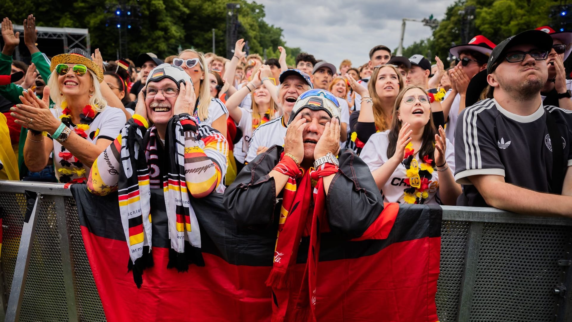Fans reagieren auf Deutschland-Spiel: 70.000 Fans verfolgten am Freitagabend das EM-Spiel Deutschland gegen Spanien in der Fanzone am Brandenburger Tor.