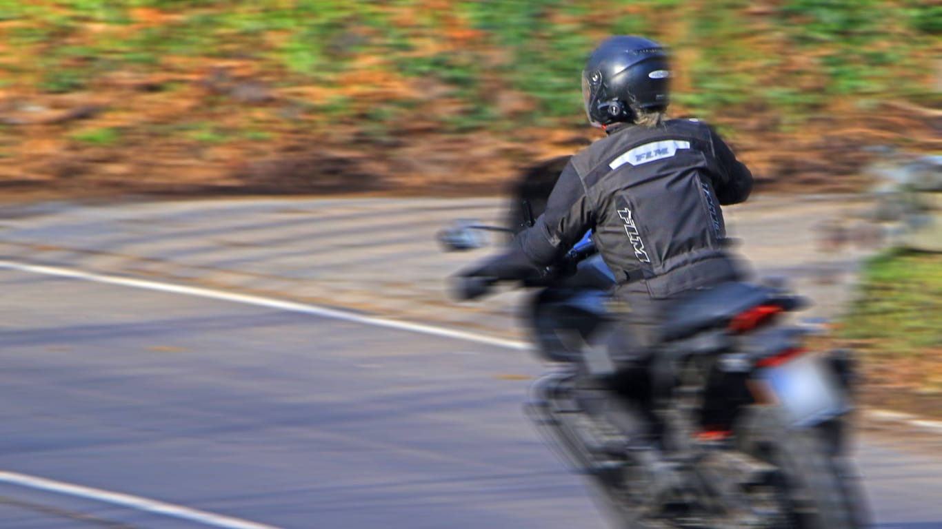 Ein Motorradfahrer auf der Straße (Archivbild): In Berlin hat es zuletzt zwei schwere Unfälle mit Motorradfahrern gegeben.