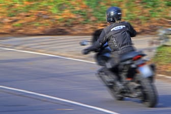 Ein Motorradfahrer auf der Straße (Archivbild): In Berlin hat es zuletzt zwei schwere Unfälle mit Motorradfahrern gegeben.