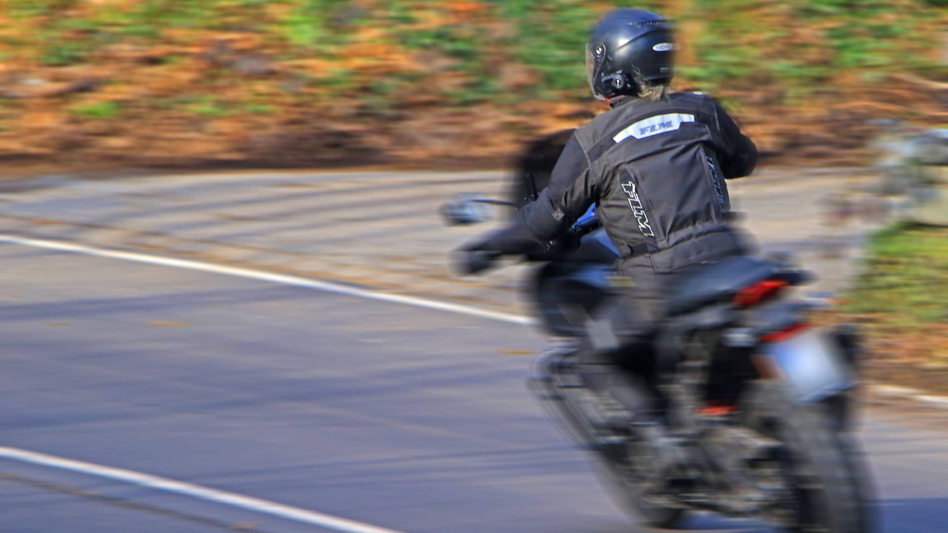 Ein Motorradfahrer auf der Straße (Archivbild): In Berlin hat es zuletzt zwei schwere Unfälle mit Motorradfahrern gegeben.