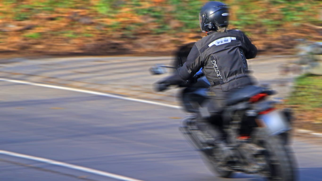 Ein Motorradfahrer auf der Straße (Archivbild): In Berlin hat es zuletzt zwei schwere Unfälle mit Motorradfahrern gegeben.