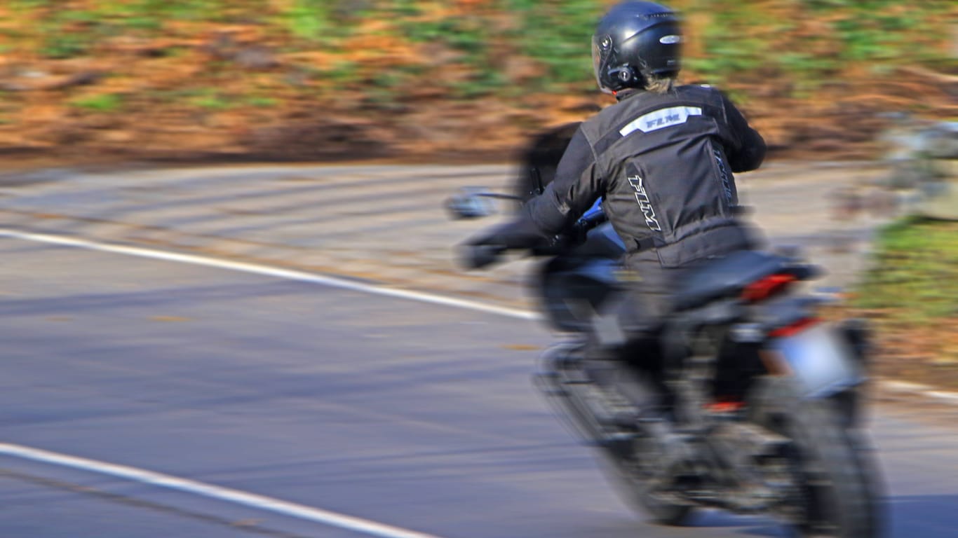 Ein Motorradfahrer auf der Straße (Archivbild): In Berlin hat es zuletzt zwei schwere Unfälle mit Motorradfahrern gegeben.