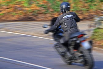 Ein Motorradfahrer auf der Straße (Archivbild): In Berlin hat es zuletzt zwei schwere Unfälle mit Motorradfahrern gegeben.