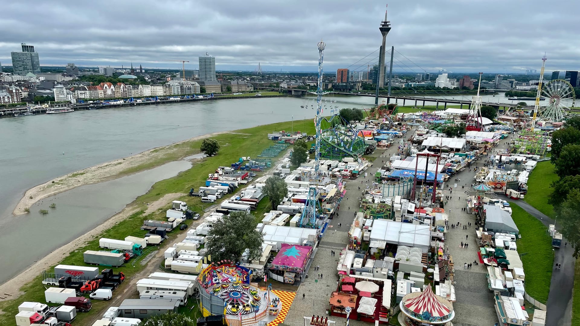 Blick vom "Look 360° Panorama" in 70 Meter Höhe auf die Festwiese.