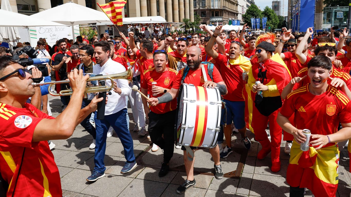 Spanische Fans feiern in Stuttgart vor dem Viertelfinale mit Pauken und Trompeten.