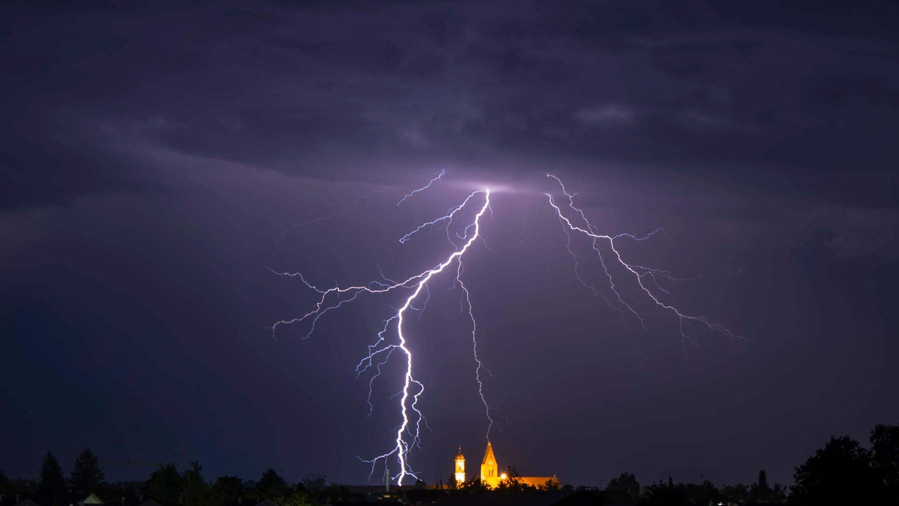 Bu bölgeler gök gürültülü fırtınalar ve yoğun yağış tehdidi altında
