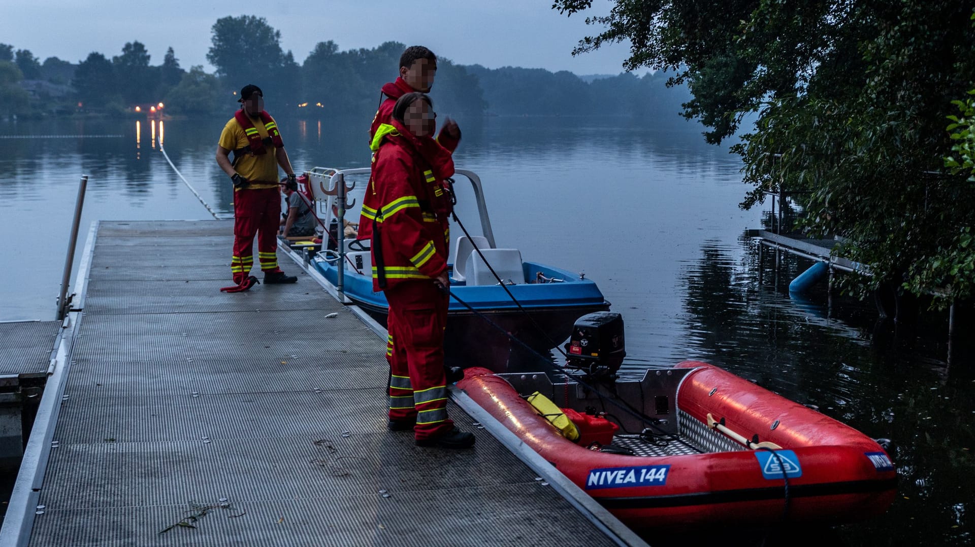 Einsatzkräfte der Feuerwehr am Großensee: Die Suche musste nach mehreren Stunden abgebrochen werden.