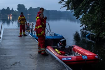 Einsatzkräfte der Feuerwehr am Großensee: Die Suche musste nach mehreren Stunden abgebrochen werden.