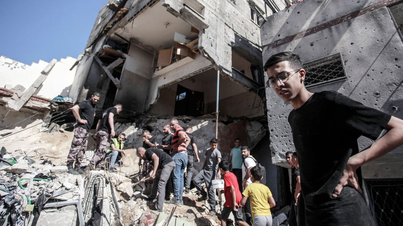 Menschen suchen in den Trümmern eines durch den Drohnenangriff zerstörten Hauses nach Überlebenden.