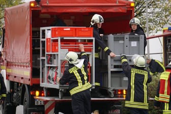 Feuerwehr im Einsatz: Im Bezirk Marzahn-Hellersdorf hat ein Mann seine zwei Nachbarinnen verletzt.