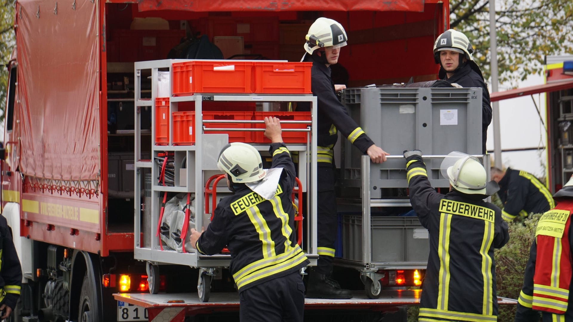 Feuerwehr im Einsatz: Im Bezirk Marzahn-Hellersdorf hat ein Mann seine zwei Nachbarinnen verletzt.