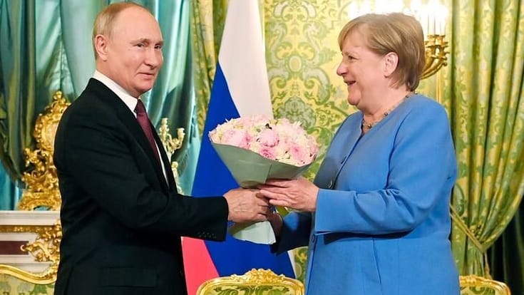 Putin, Merkel: 2021 hofierte der Diktator die Kanzlerin im Kreml.