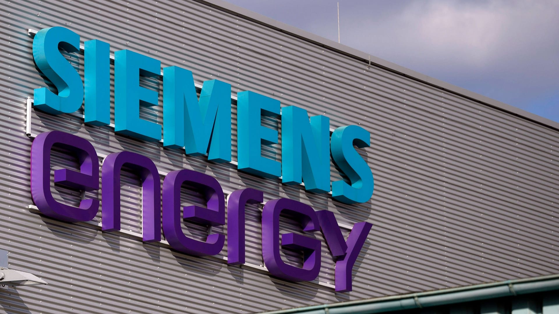 Das Logo der Firma Siemens Energy (Symbolbild): In den vergangenen drei Jahren konnte das Unternehmen sein Auftragsvolumen mehr als verdoppeln.