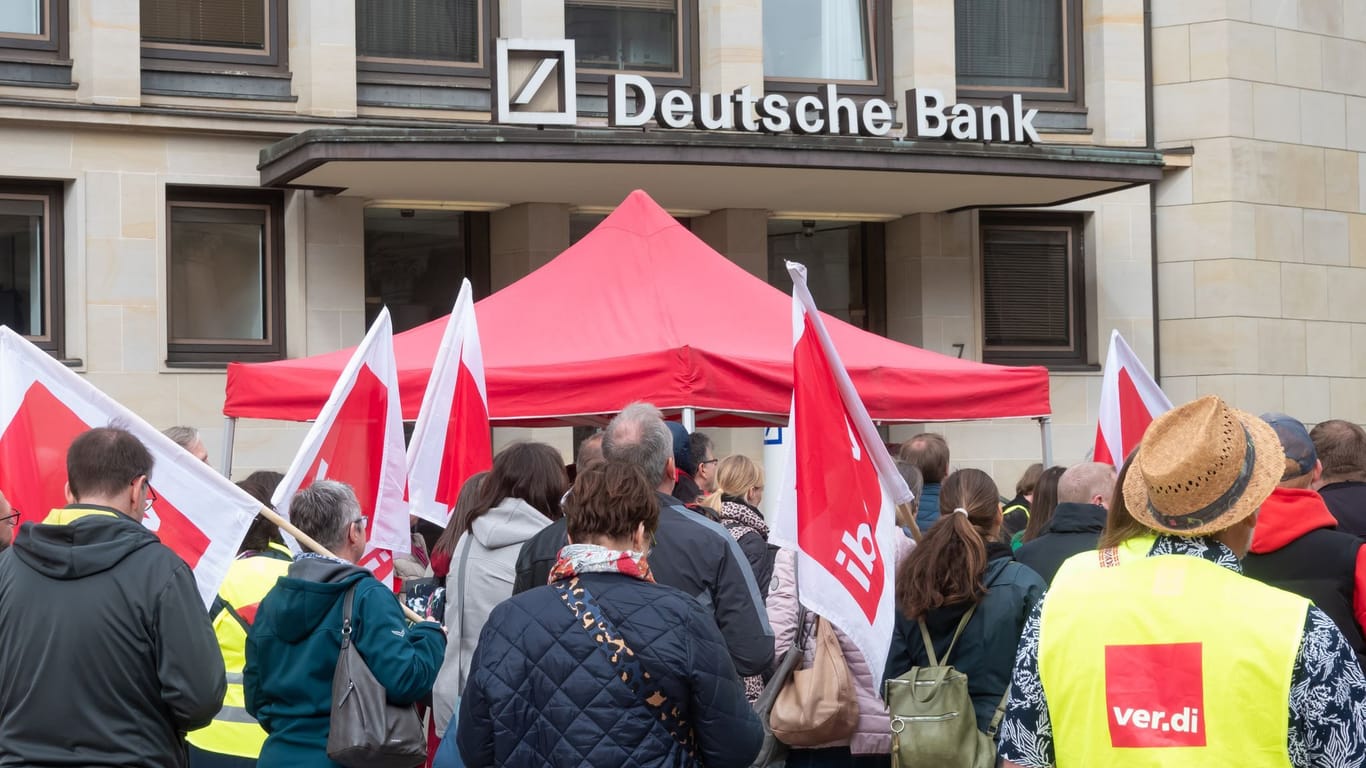 Streikende vor einem Gebäude der Deutschen Bank (Archivbild): Am Dienstag wird auch die Hamburger Sparkasse bestreikt.