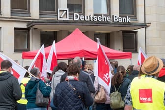 Streikende vor einem Gebäude der Deutschen Bank (Archivbild): Am Dienstag wird auch die Hamburger Sparkasse bestreikt.