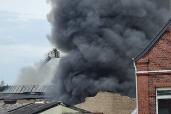 Tiefe Rauchschwaden über Ratingen: Dort hat eine Autowerkstatt gebrannt.