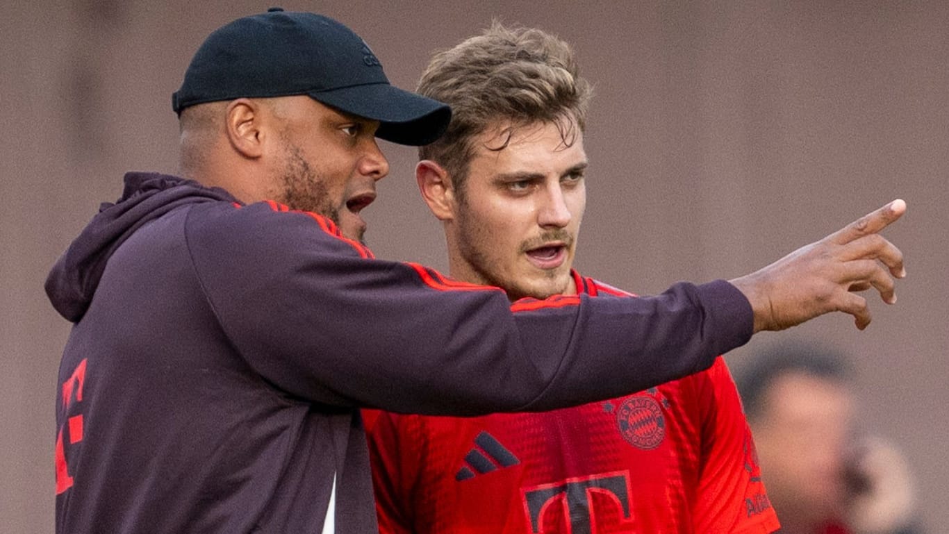 Josip Stanišić mit Vincent Kompany (l.): Der Abwehrspieler ist als Meister und Pokalsieger von seiner einjährigen Leihe von Bayer Leverkusen zum FC Bayern zurückgekehrt.