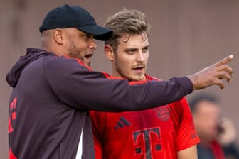 Josip Stanišić mit Vincent Kompany (l.): Der Abwehrspieler ist als Meister und Pokalsieger von seiner einjährigen Leihe von Bayer Leverkusen zum FC Bayern zurückgekehrt.