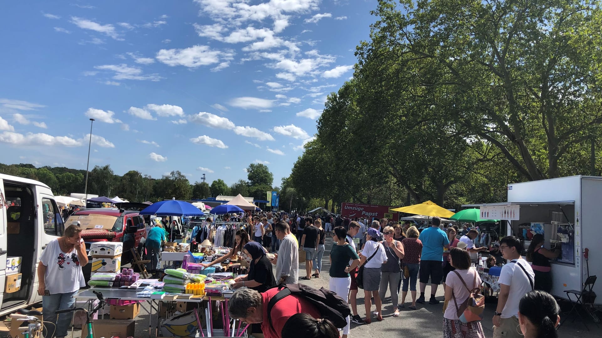 Flohmarkt an der Eissporthalle in Frankfurt