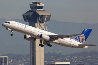 Ein Flugzeug der United Airlines (Archivbild): Auf einem Flug in den USA kam es zu einem Vorfall durch einen brechenden Passagier.