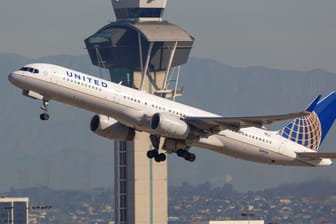 Ein Flugzeug der United Airlines (Archivbild): Auf einem Flug in den USA kam es zu einem Vorfall durch einen brechenden Passagier.