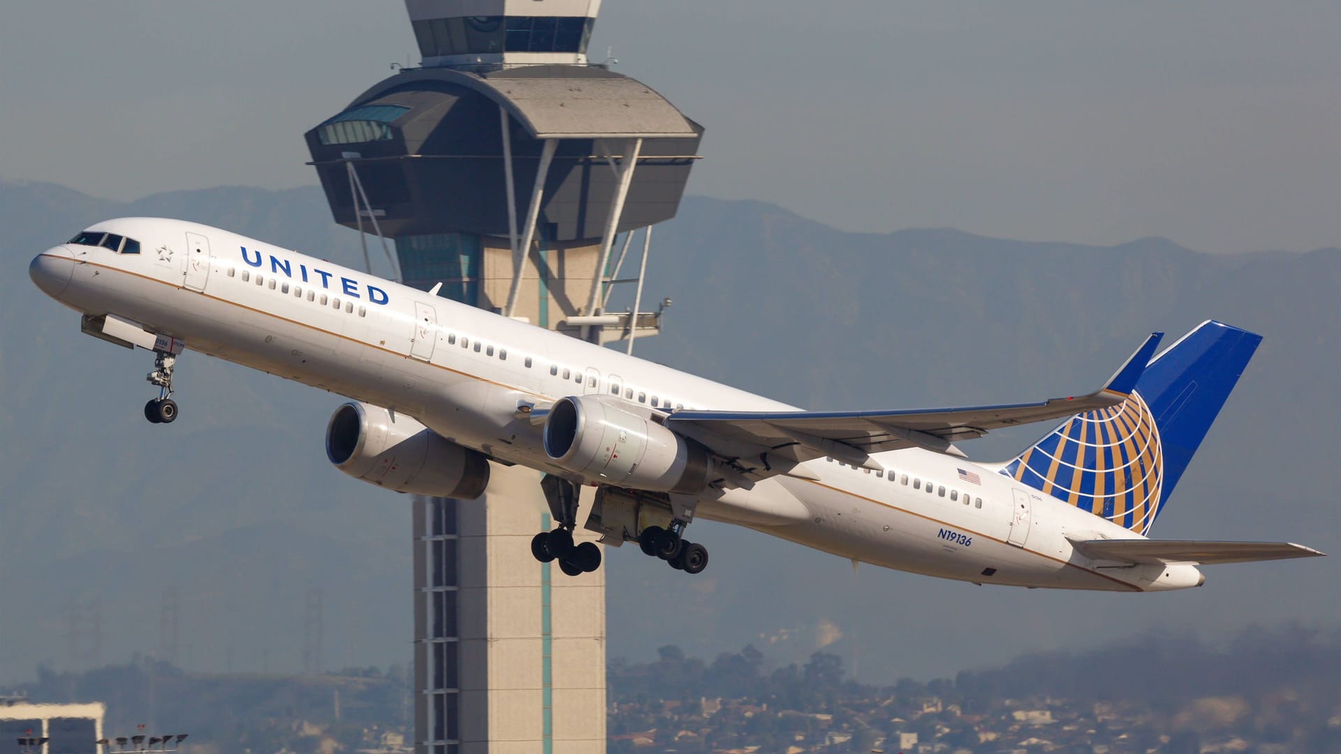 Ein Flugzeug der United Airlines (Archivbild): Auf einem Flug in den USA kam es zu einem Vorfall durch einen brechenden Passagier.