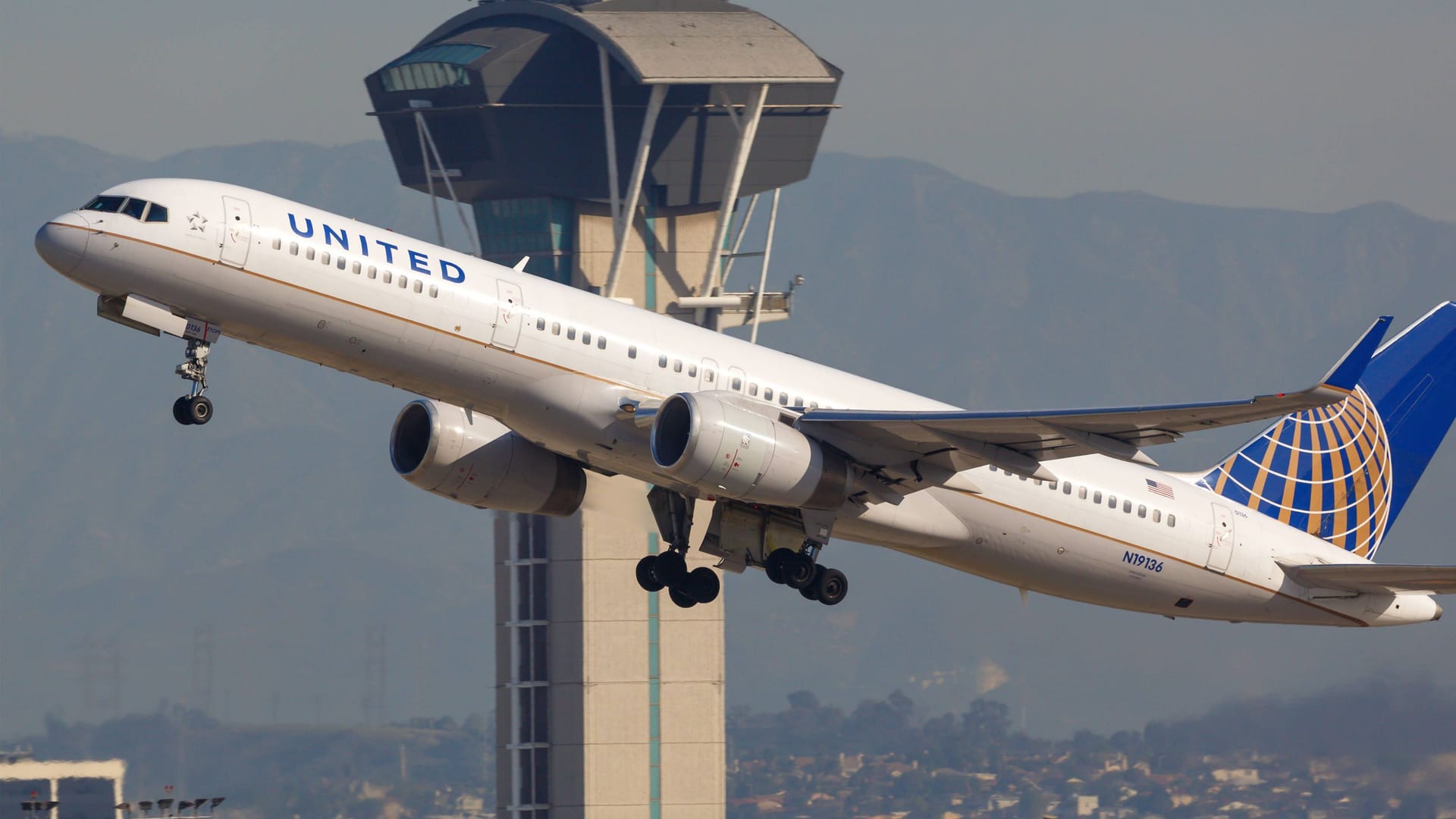 Ein Flugzeug der United Airlines (Archivbild): Auf einem Flug in den USA kam es zu einem Vorfall durch einen brechenden Passagier.