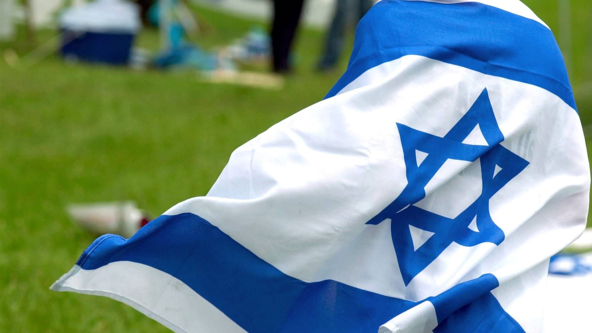 Ein Mann mit Israelflagge (Symbolbild): In Essen wurde ein Demonstrant nun offenbar wegen des Mitführens einer solchen Fahne festgenommen.