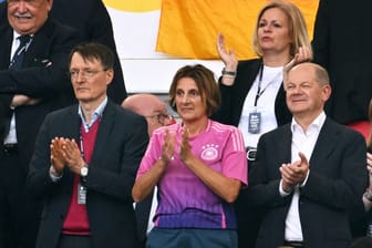 Von Links nach Rechts: Karl Lauterbach, Olaf Scholz Ehefrau Bettina Ernst, Nancy Faeser, Olaf Scholz bei Spiel Deutschland gegen Spanien (Archivbild).