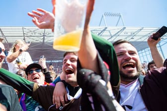 Fans mit Bier nach dem Aufstieg in die Bundesliga (Archivfoto): In der neuen Saison müssen St. Pauli-Anhänger dafür tiefer in die Tasche greifen.