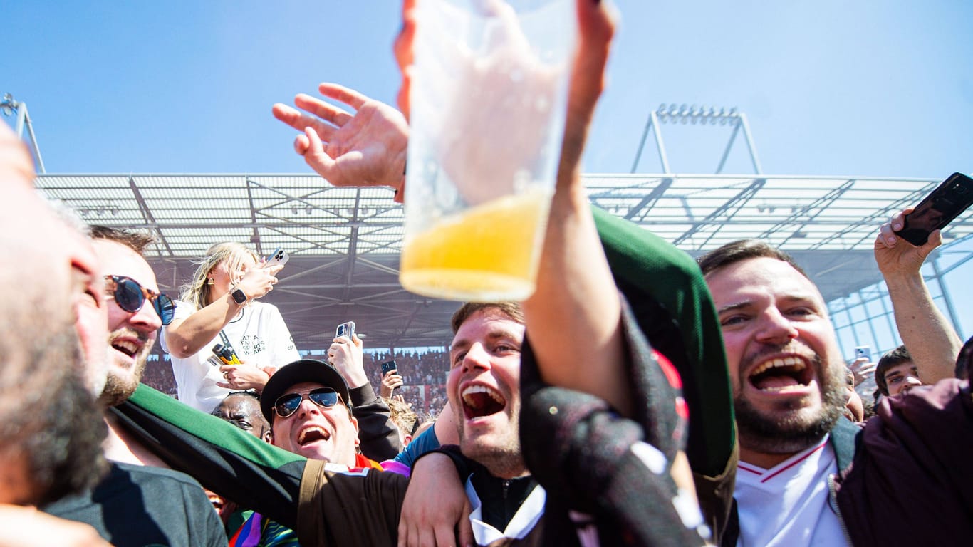 Fans mit Bier nach dem Aufstieg in die Bundesliga (Archivfoto): In der neuen Saison müssen St. Pauli-Anhänger dafür tiefer in die Tasche greifen.