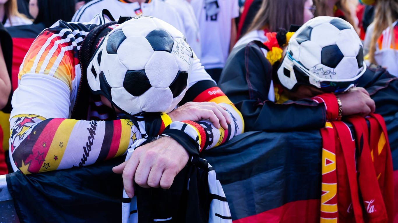 Deutschland-Fans lassen die Köpfe hängen: Die deutsche Nationalmannschaft hat am Freitagabend das EM-Spiel gegen Spanien verloren.