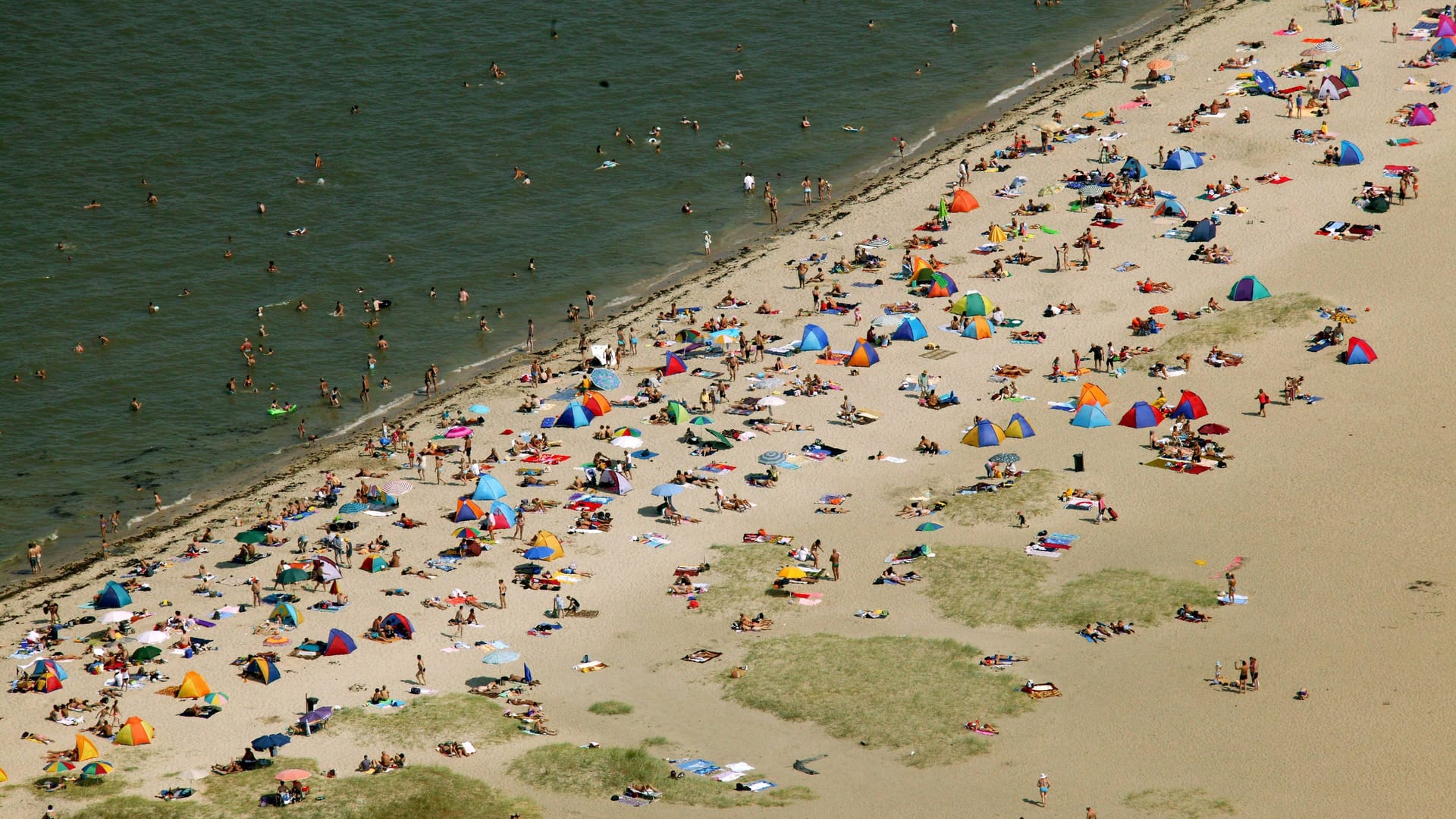 Strand von Wilhelmshaven (Archivfoto): Der Ort ist bei Touristen beliebt, leidet aber unter klammen Kassen.