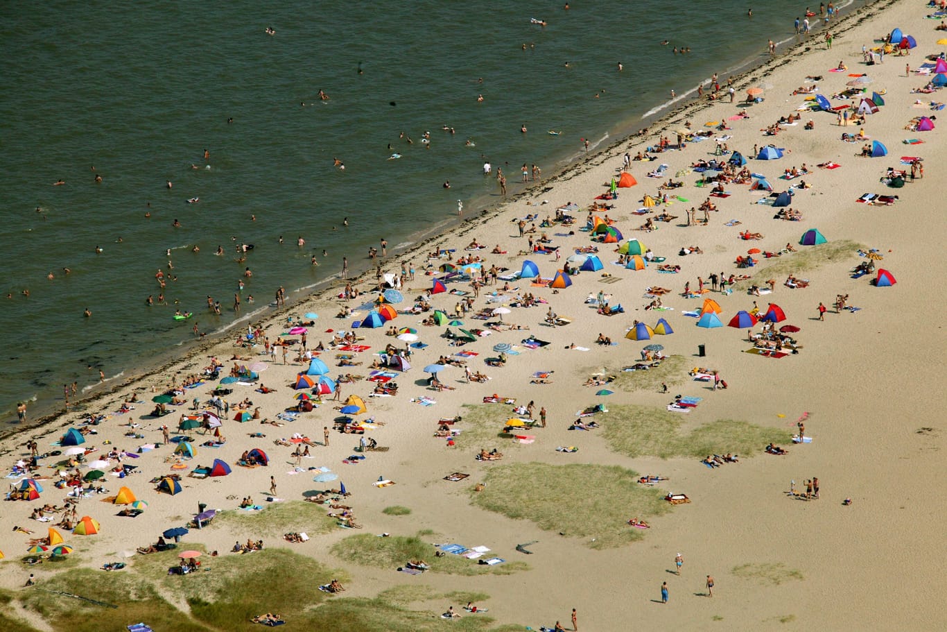 Strand von Wilhelmshaven (Archivfoto): Der Ort ist bei Touristen beliebt, leidet aber unter klammen Kassen.