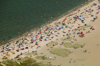 Strand von Wilhelmshaven (Archivfoto): Der Ort ist bei Touristen beliebt, leidet aber unter klammen Kassen.