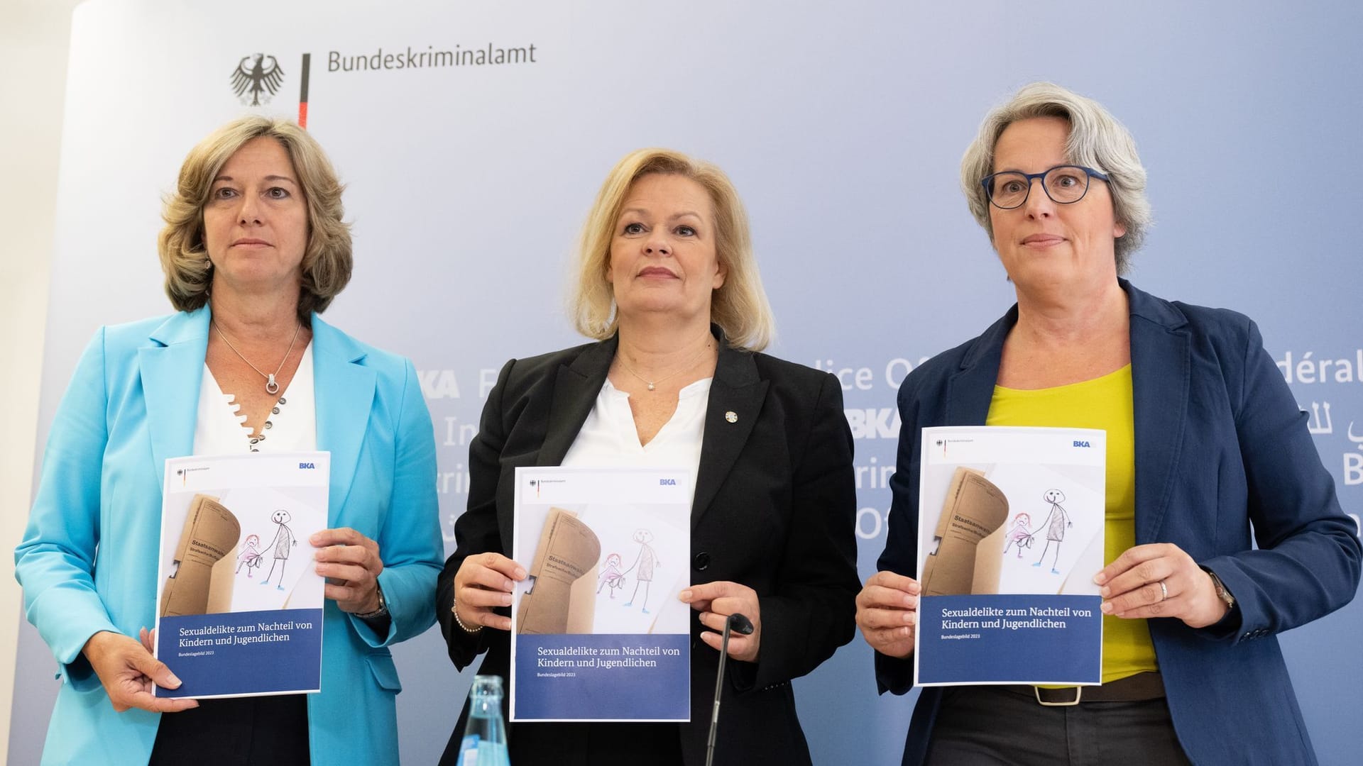 Bundesinnenministerin Nancy Faeser (Mitte) bei der Vorstellung des Lagesbildes mit BKA-Vizepräsidentin Martina Link (links) und Kerstin Claus, unabhängiger Beauftragter für Fragen des sexuellen Kindesmissbrauchs (rechts).