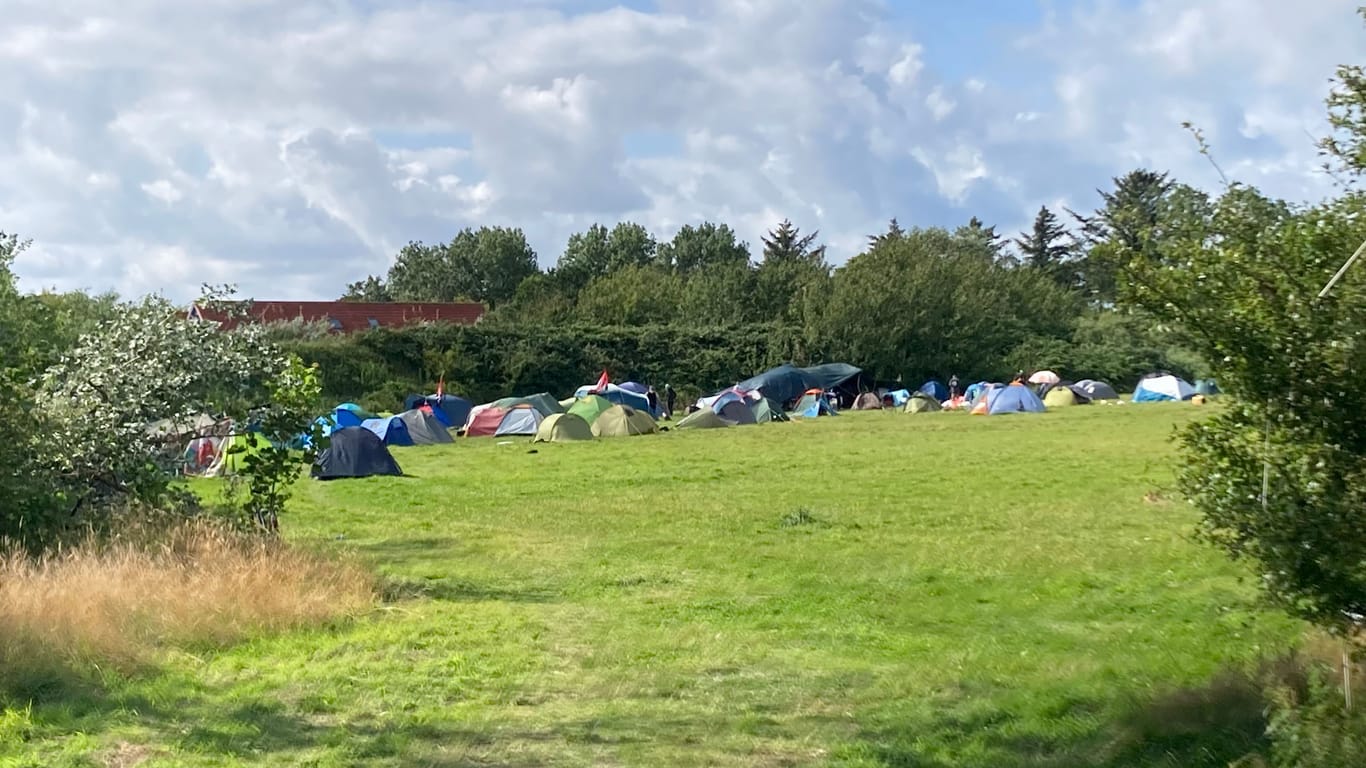 Mitten im Grünen gelegen: das Zeltlager der Punker.