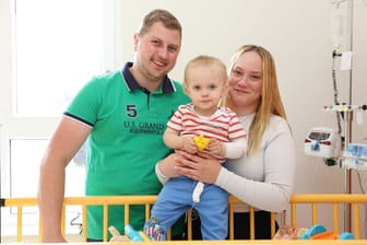 Der kleine Finn mit seinen Eltern: Die Familie hofft auf eine Stammzellentransplantation.
