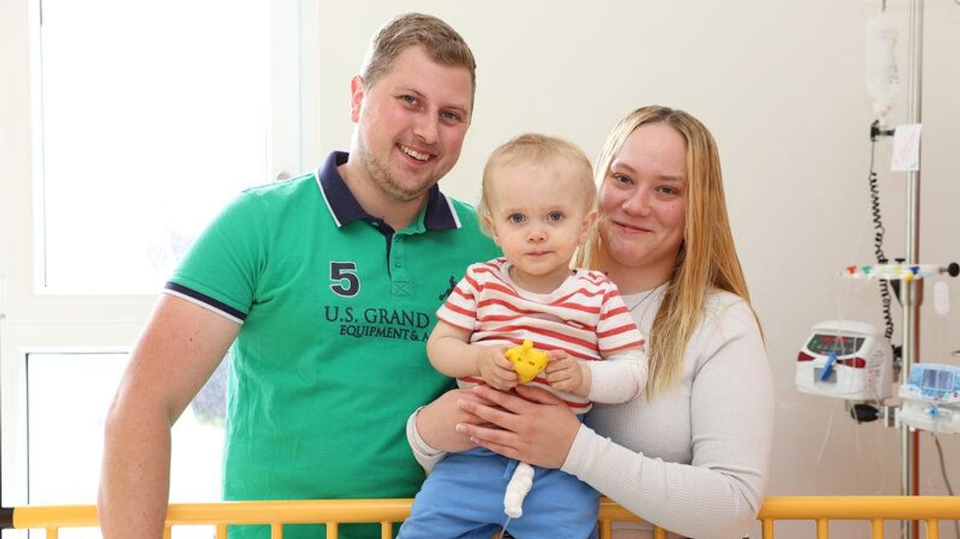 Der kleine Finn mit seinen Eltern: Die Familie hofft auf eine Stammzellentransplantation.