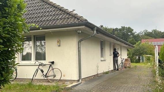 Einsatzkräfte durchsuchten unter anderem ein Haus in Falkensee, dessen Adresse im Impressum des Magazins genannt wird.