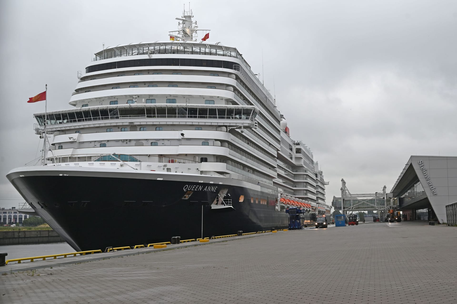 Die "Queen Anne" im Cruise Center Steinwerder: Heute Abend verlässt das Kreuzfahrtschiff Hamburg schon wieder und fährt Richtung Kopenhagen.